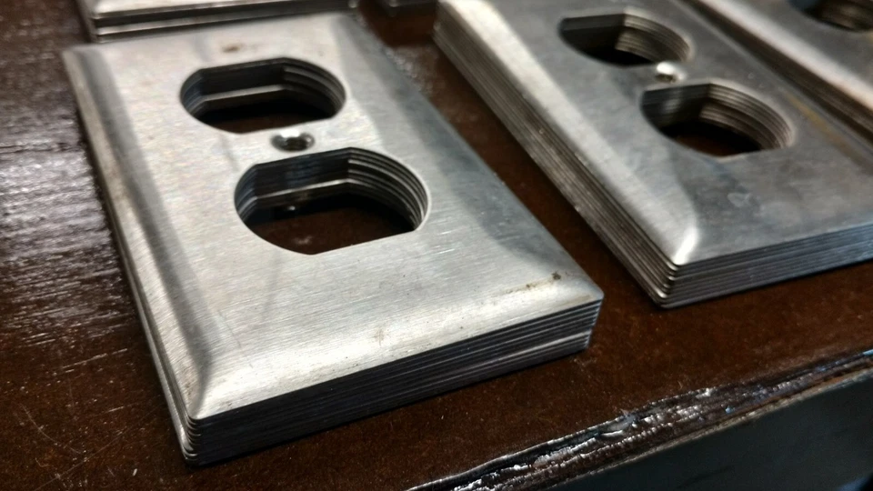 (74) Placa de pared Hubbell tipo S.S 302/304 una banda para un receptáculo dúplex Foto 3 de 4