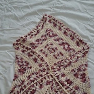 Couverture crochet fait main rayée crème et rose 30 x 30 cm chambre