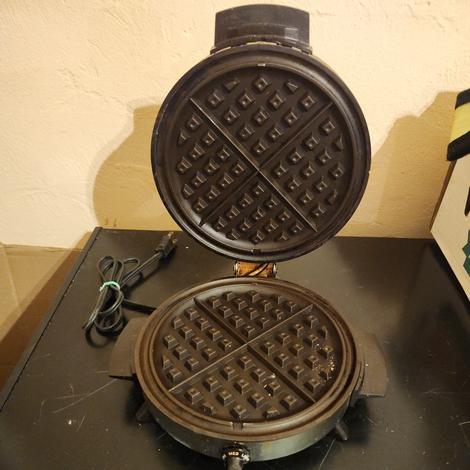 Vintage Toastmaster Waffle Iron Maker Model W252A Round Stainless Steel Chrome