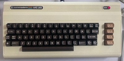 Commodore VIC 20, recappt und werkstattüberholt, VIC neu mit CBM-Netzteil