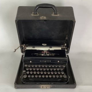 Vintage Royal Portable Typewriter in Glossy Black with Original Carrying Case