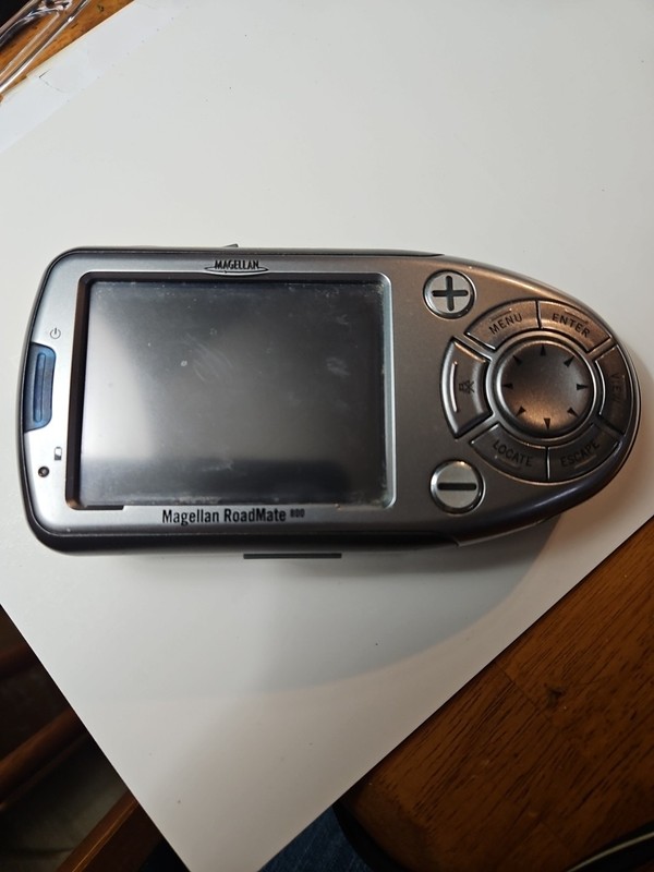 Magellan RoadMate 800 Car Portable GPS Navigator NO CORD Has Dash Mount