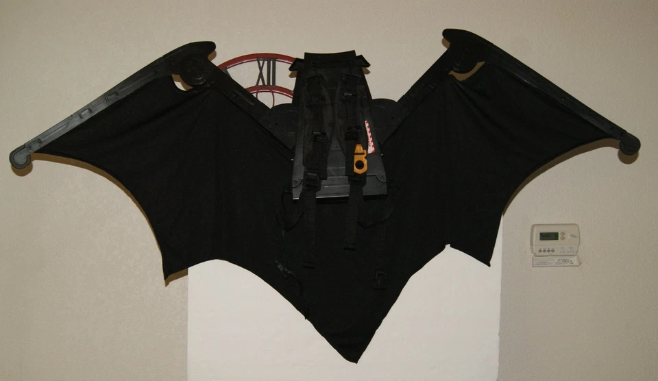 Batman DC El Caballero Oscuro Wayne Tech Mega Capa Retráctil 5 pies Alas de Murciélago LEER Foto 4 de 4