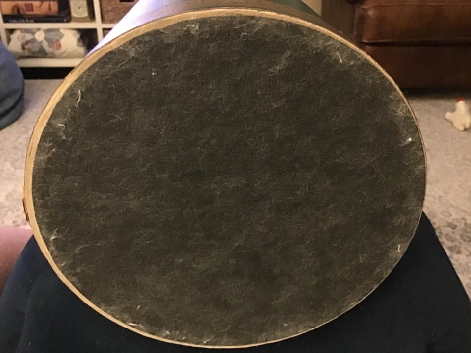 Cesta/bote de basura vintage de cuero verde 12" x 8,75" patrón dorado adorno redondo Foto 3 de 4