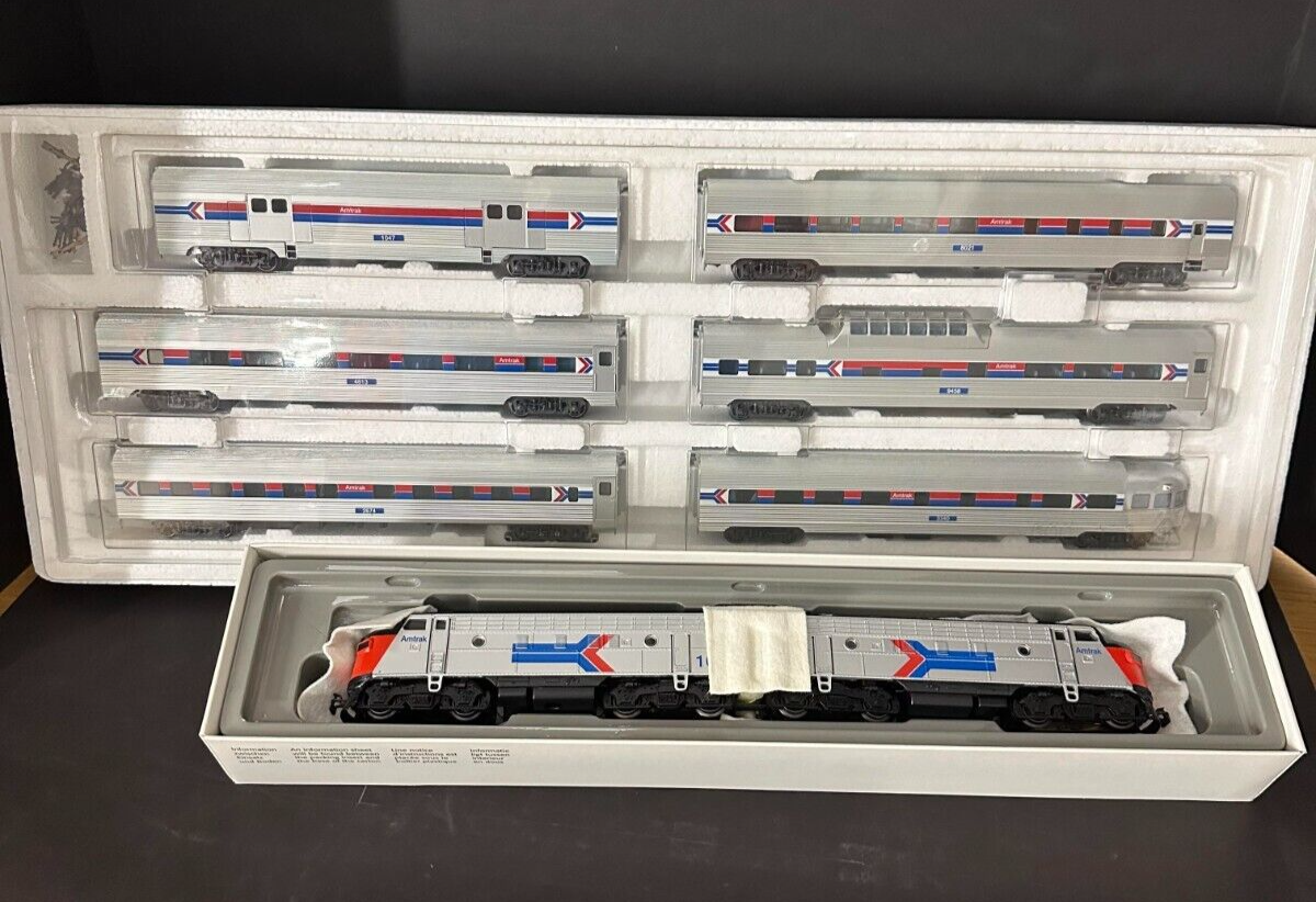 MARKLIN 33621 AMTRAK DIESEL-ELECTRIC LOCOMOTIVE WITH 43600 6 PAS