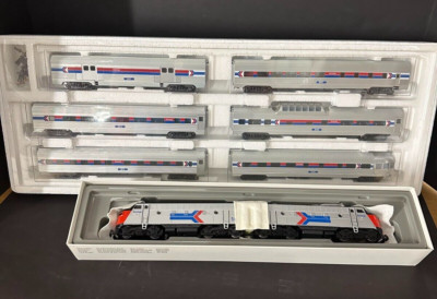 MARKLIN 33621 AMTRAK DIESEL-ELECTRIC LOCOMOTIVE WITH 43600 6 PAS