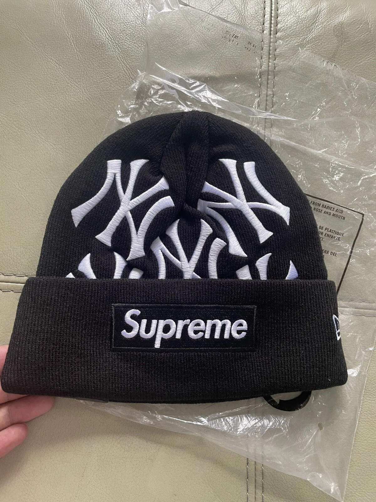 Bonnet noir Supreme New York Yankees New Era boîte logo