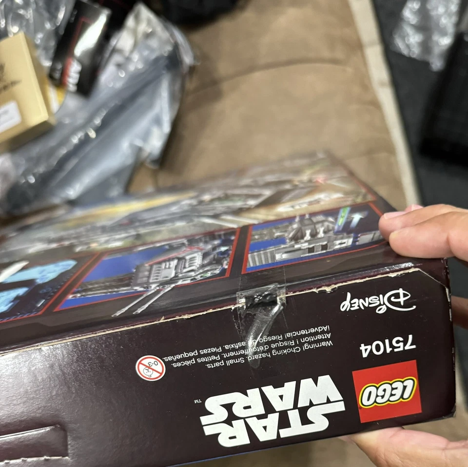 LEGO STAR WARS: KYLO REN'S COMMAND SHUTTLE (75104) 1005 PCS RETIRED/COMPLETE SET - Image 3 of 4