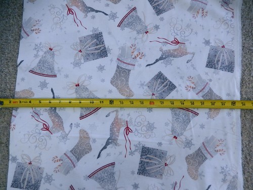 Holiday Elegance Christmas Reindeer Bell Stocking White QT 23878-Z cotton fabric - 第 1/1 張圖片