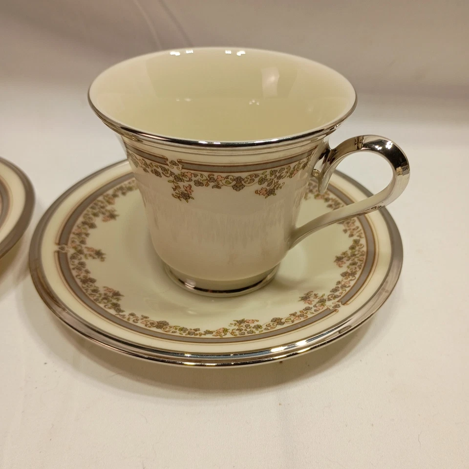 Juego de 2 tazas y platillos de té Lenox Lace Point vintage de porcelana con borde dorado floral Foto 3 de 4