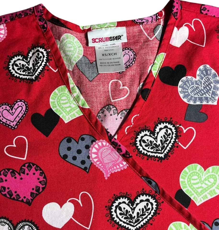 Blusa Médica Scrub Star para Mujer XS Roja 100% Algodón Corazones Bolsillos Foto 4 de 4