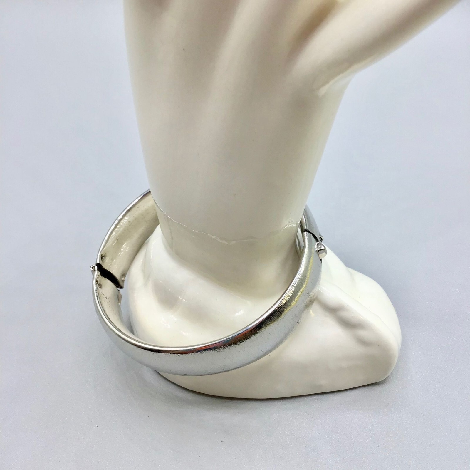 Brushed Silver Tone Bangle Hinged Simple 70s Cost… - image 9