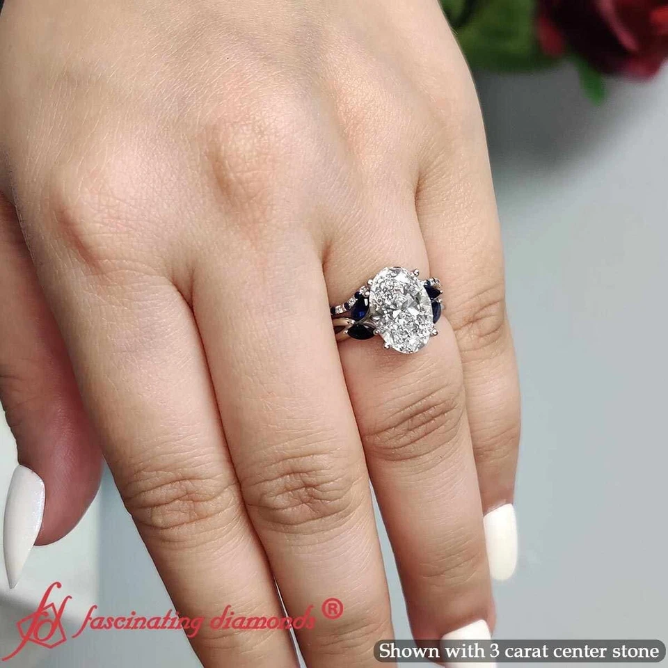 Juego de anillos nupciales con detalles de diamantes de laboratorio ovalados de 3 quilates y zafiro azul en oro de 14 quilates Foto 4 de 4