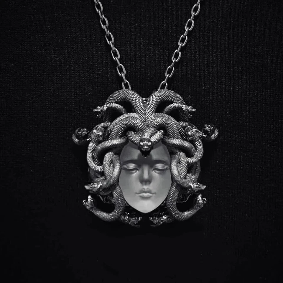 Collar Medusa Colgante Belleza Dios Serpiente Pelo Banshee Plata de Ley 925  Foto 2 de 4