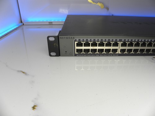 Netgear ProSafe GS748T V4H2 48 Port Gigabit SWITCH MISSING EAR FREE P&P #18Q - Picture 3 of 4