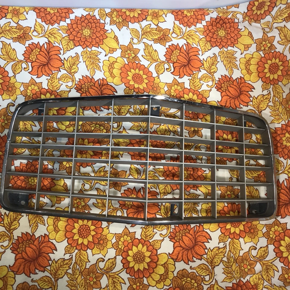 1972 1973 Chevrolet Camaro Z28 SS LT1 Grille OEM GM Factory Patina 3994763 - Image 3 of 4