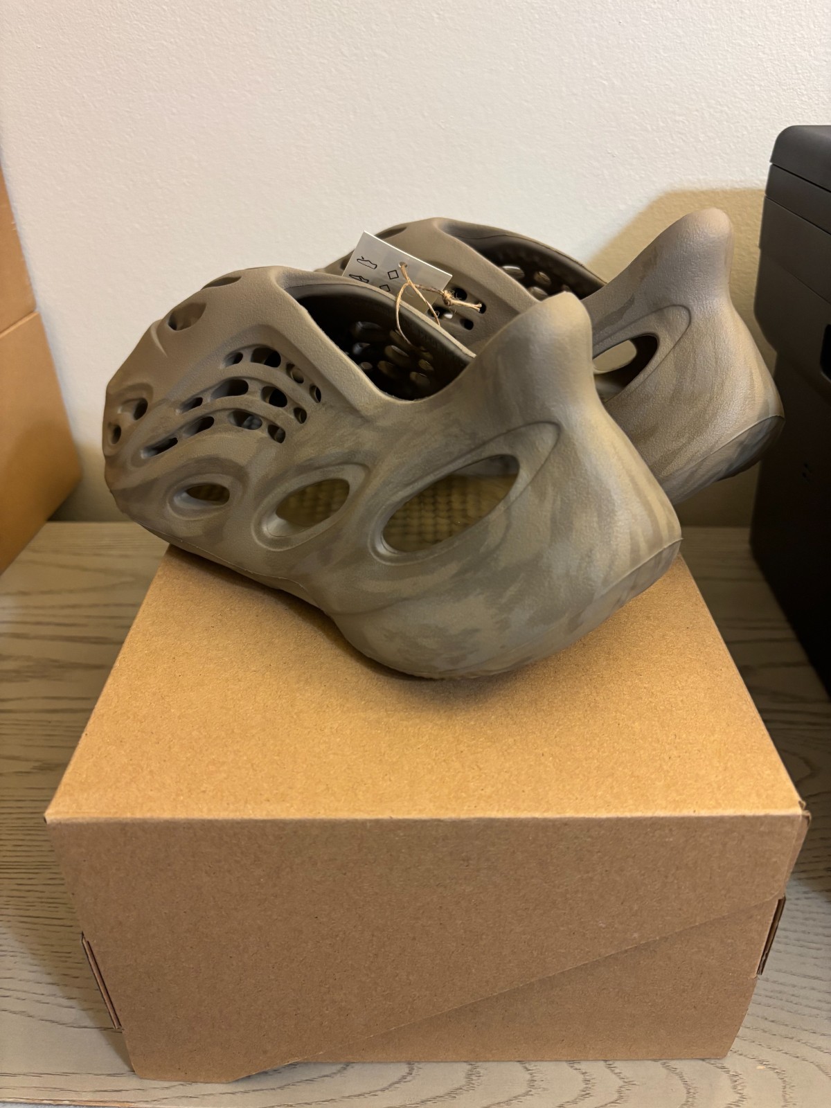 Size 10 - adidas Yeezy Foam Runner Stone Sage thumbnail 4