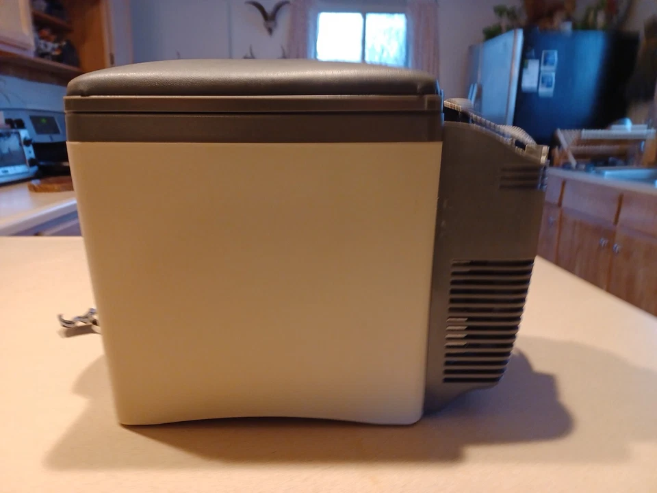 Enfriador y calentador de viaje eléctrico térmico Rubbermaid VEC222RB probado Foto 4 de 4