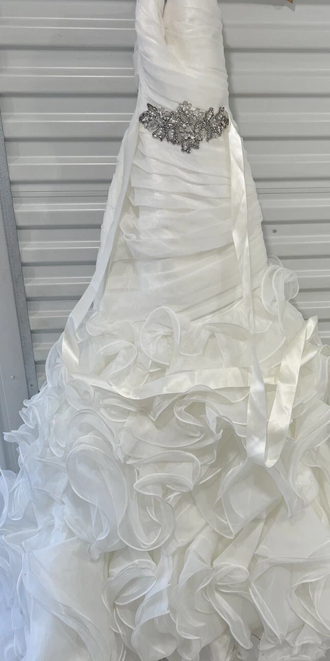 Vestido de novia Allure Bridals marfil 8966 faja de cristal de Swarovski talla 4 Foto 3 de 4