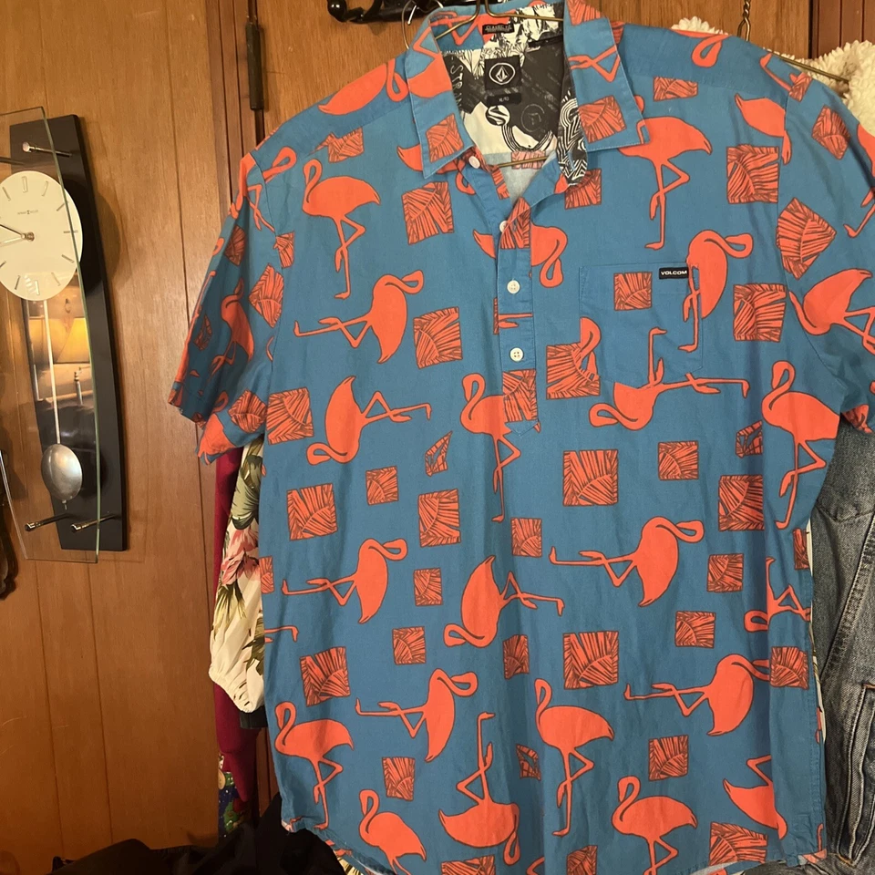 Volcom Hawaiian Shirt Blue W/ Red Flamingos Classic Fit Button-Up Lightweight - Image 4 of 4