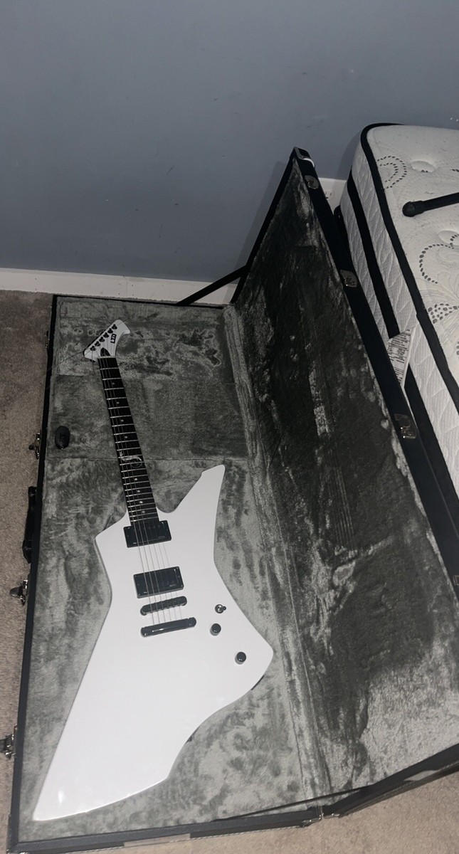 ESP LTD Snakebyte James Hetfield Signature 2022 White WITH ESP LTD Snakebyte James Hetfield Signature 2022 White WITH