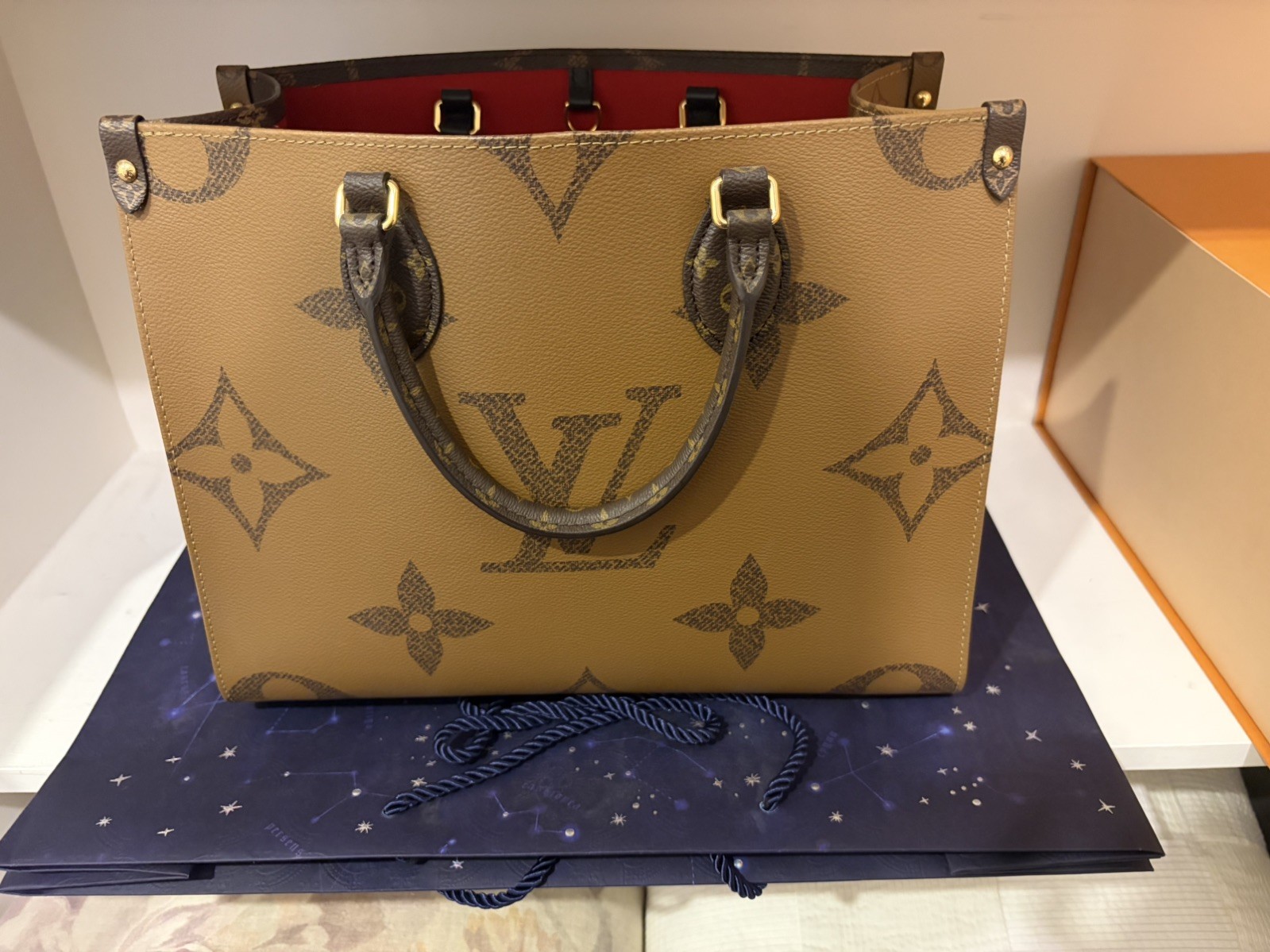 Louis Vuitton OnTheGo Tote MM Gray Leather image 2