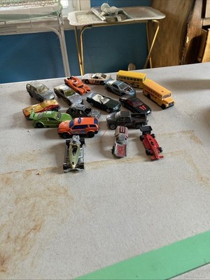 Hot Wheels Junkyard Lot 17 Cars, Including Two School Buses