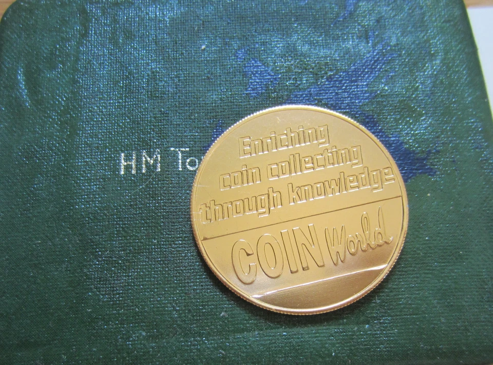 The Yeomen warders of the Tower of London Golded Bronze Royal Palace Medal (K68) - Image 2 of 4