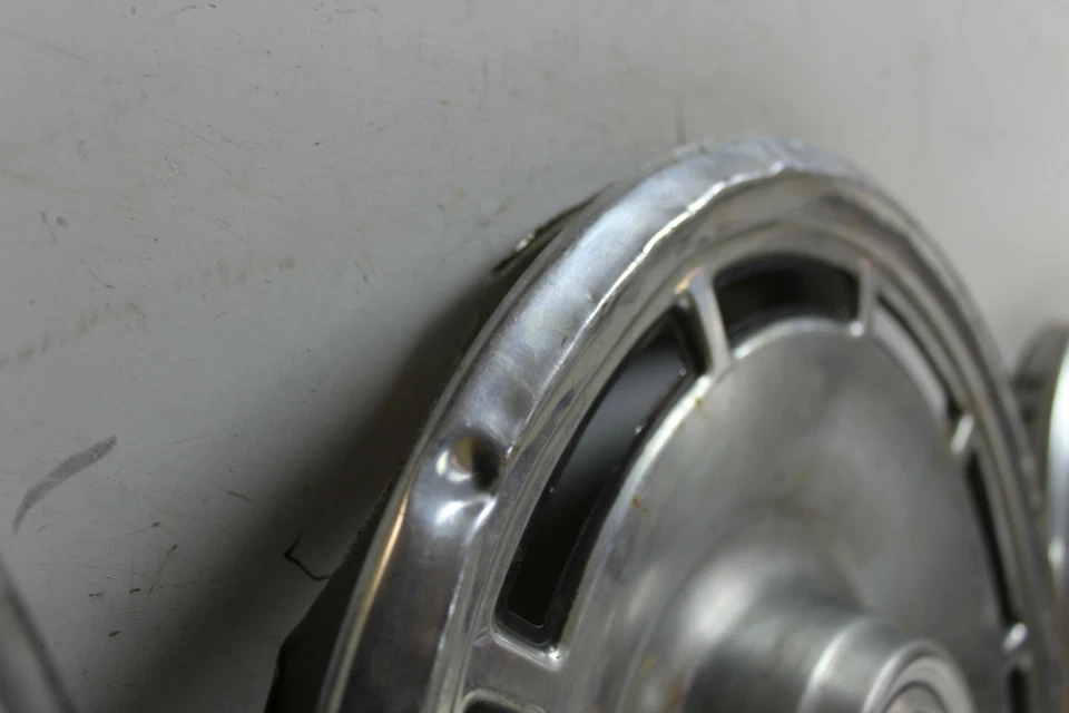 Б/у оригинальный производитель GM набор из 4 14-дюймовых колпаков ступицы крышки колеса 3990555 1971-1974 Chevrolet (3611) - Изображение 4 из 4