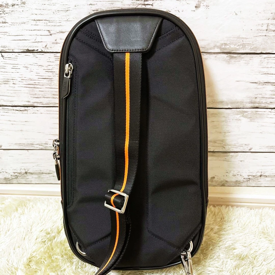 Bolso de hombro TUMI MCLAREN Torque Sling naranja salida F/S JP Foto 3 de 4