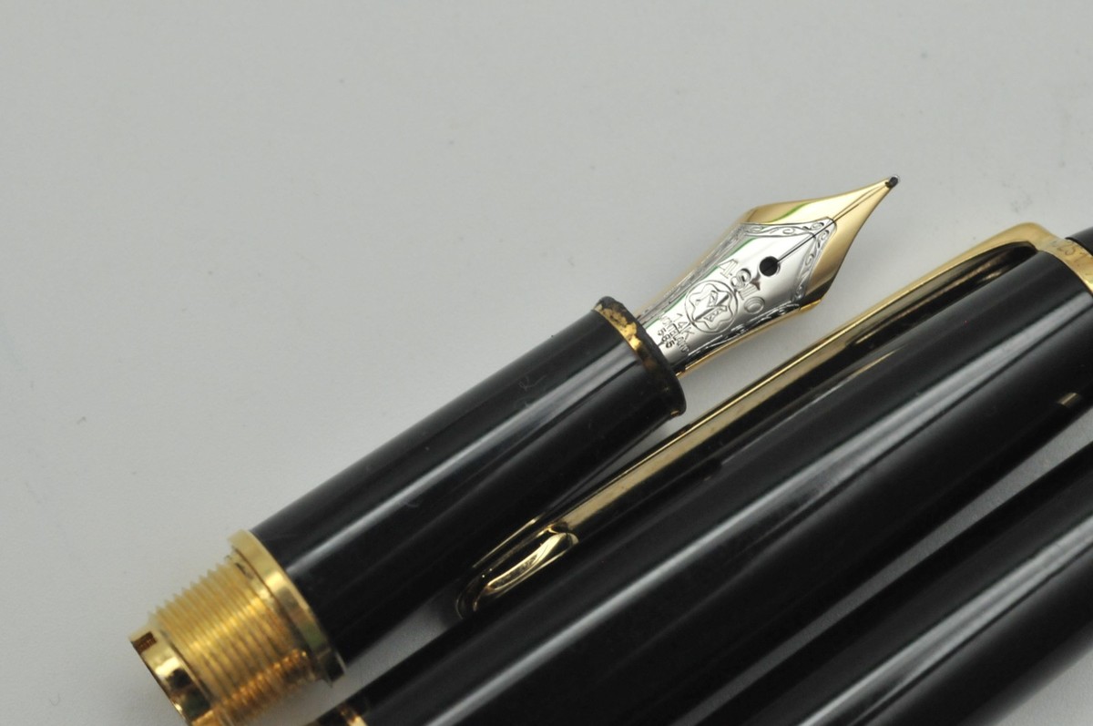 Vintage Montblanc Meisterstück 144 Fountain Pen 14K Fine Nib Black