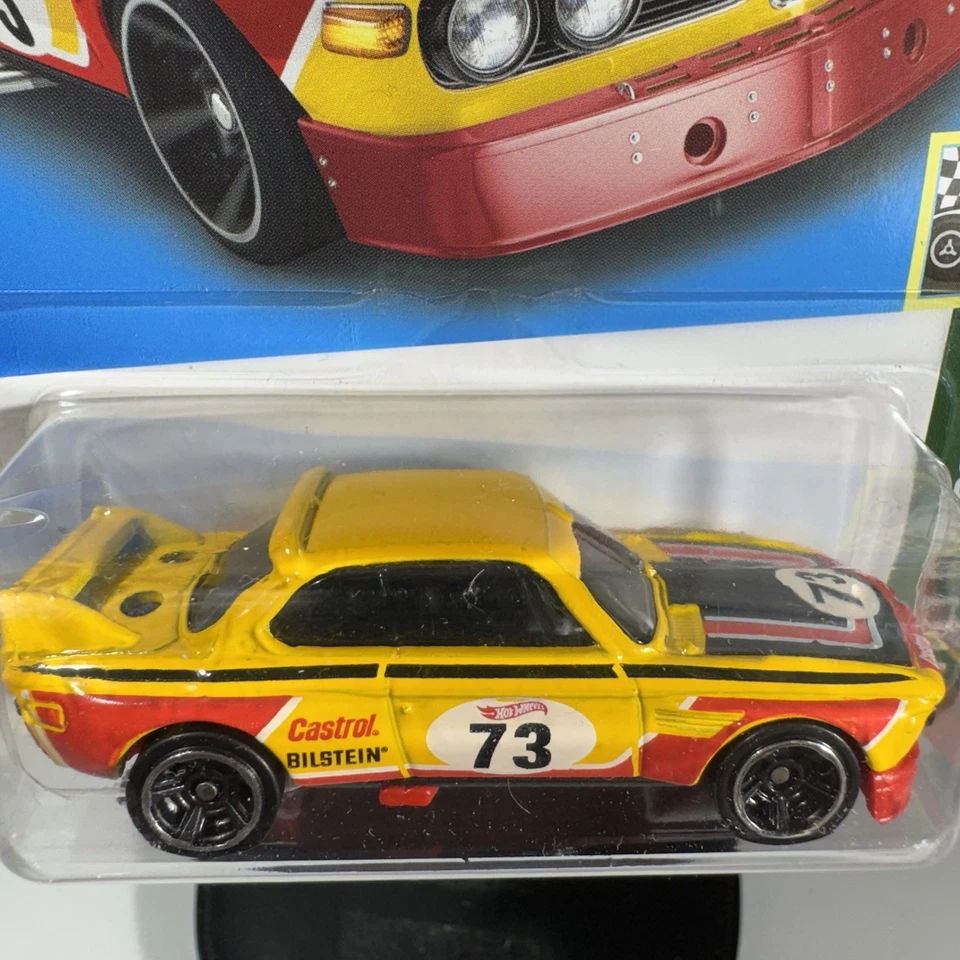 Hot Wheels 2022 ~ Coche de carreras BMW 3.0 CSL '73 ~ Super Treasure Hunt - Tarjeta arrugada Foto 3 de 4