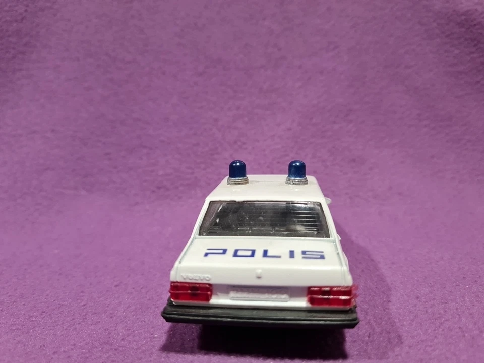 CORGI TOYS VOLVO 740 POLIS SWEDEN SCALA 1:36 - Immagine 3 di 4