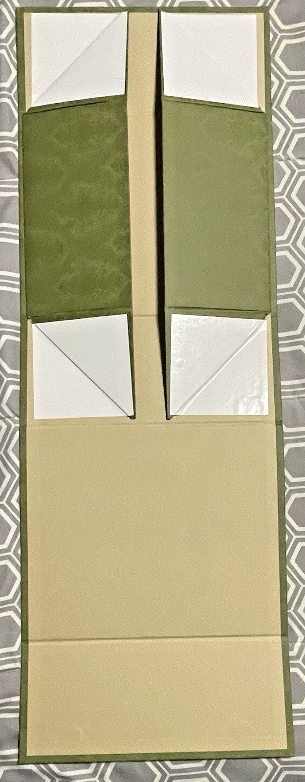 NEW GUCCI Green Brocade Magnetic Flap Gift Box & Ribbon - 8.5&rdquo; x 10.50 x 4.50&rdquo;