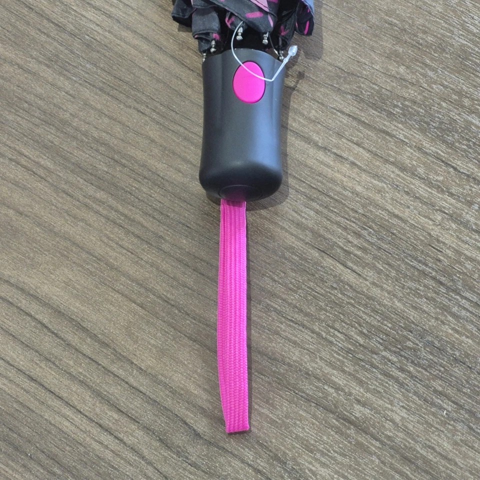 Paraguas Betsey Johnson Calaveras Corazones Negro y Rosa Compacto Pulsador Foto 4 de 4