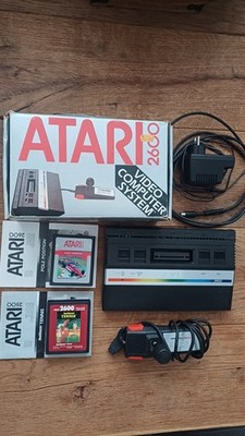 Atari 2600 Konsole in OVP + 2 Spiele + Kabel + Controller