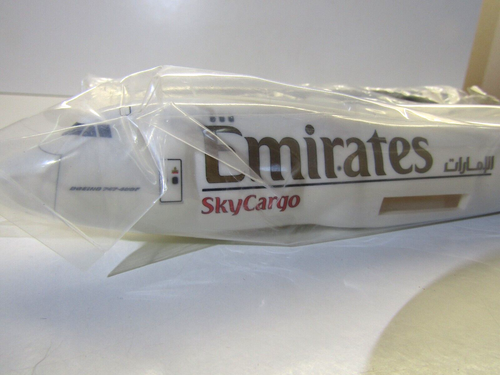 Emirates SkyCargo 1:200 Scale Boeing 747-400F Snap Together Model Kit - New - Foto 5 di 11