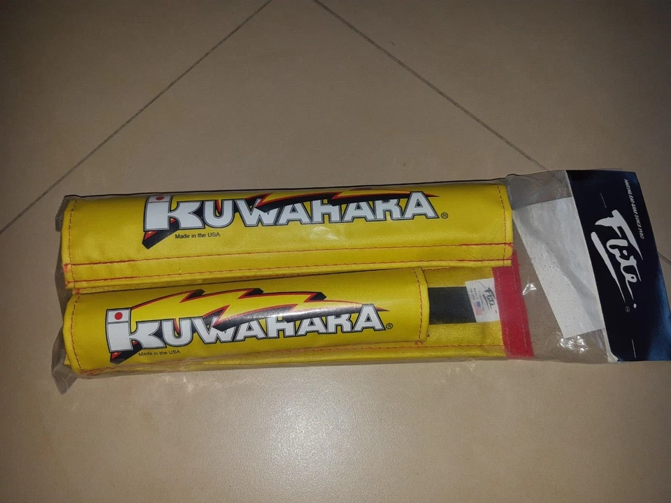 POLSTER/ PAD'S KUWAHARA von Flite in Gelb mit Roter naht