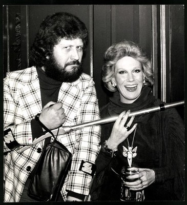 Fotografie Sängerin Dusty Springfield und Discjockey Dave Lee Travis mit Krücke 