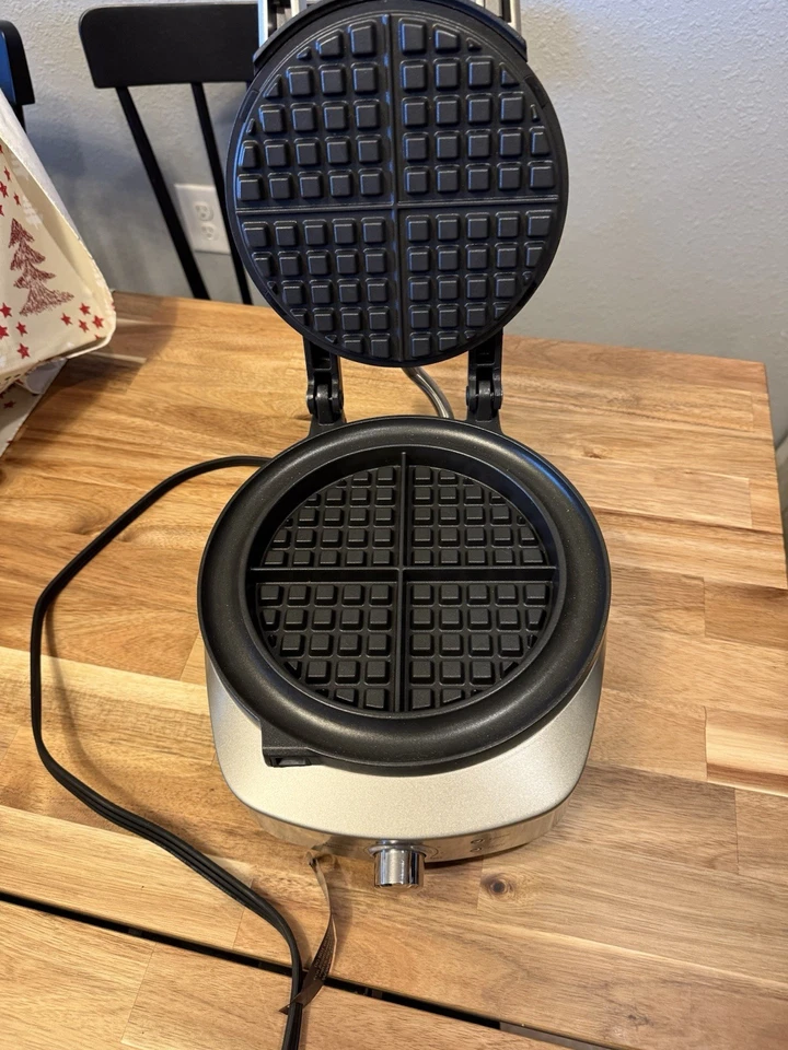 Breville® 4-Slice No-Mess™ Classic Round Waffle Maker - BWM520XL - 900 Watts - Image 2 of 3