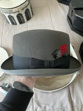 Sombrero de bombín de fieltro gris Dobbs para hombre banda negra pluma roja talla 7 1/2 caja