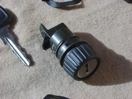 Volvo Glove Box Lock & Key 940/740 Rear Wing Guide. Has NEW Black Knob Ring. - Picture 2 of 3