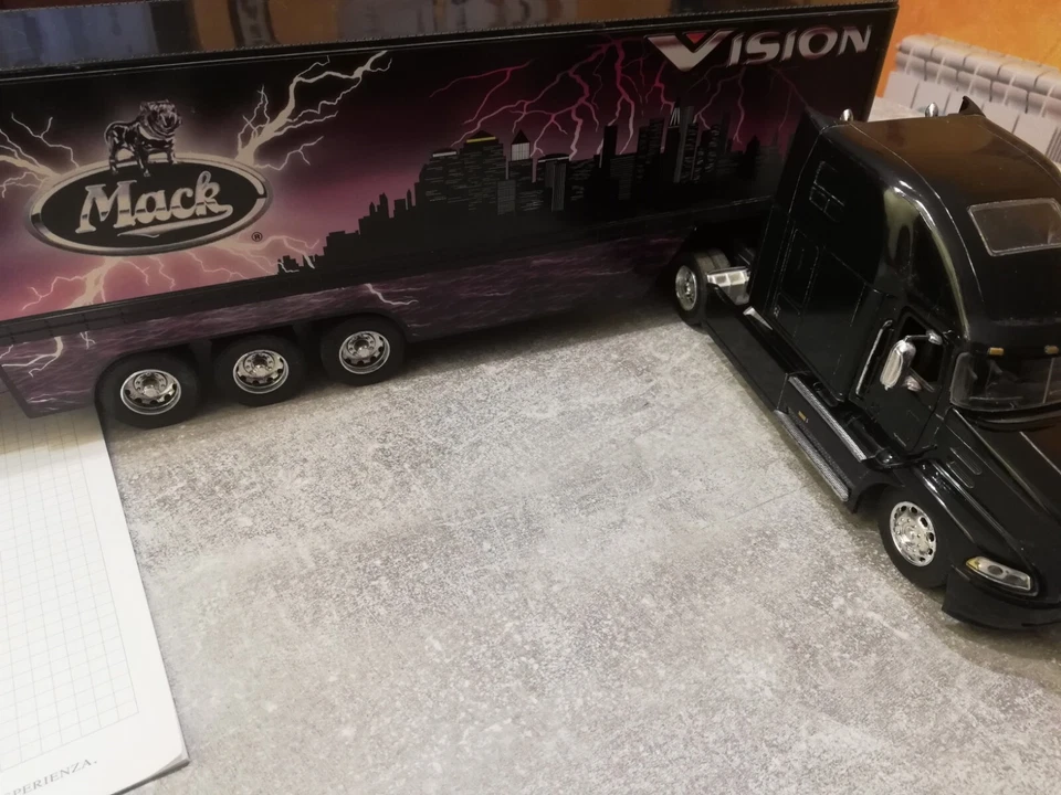 Camion MACK Vision - Immagine 3 di 4