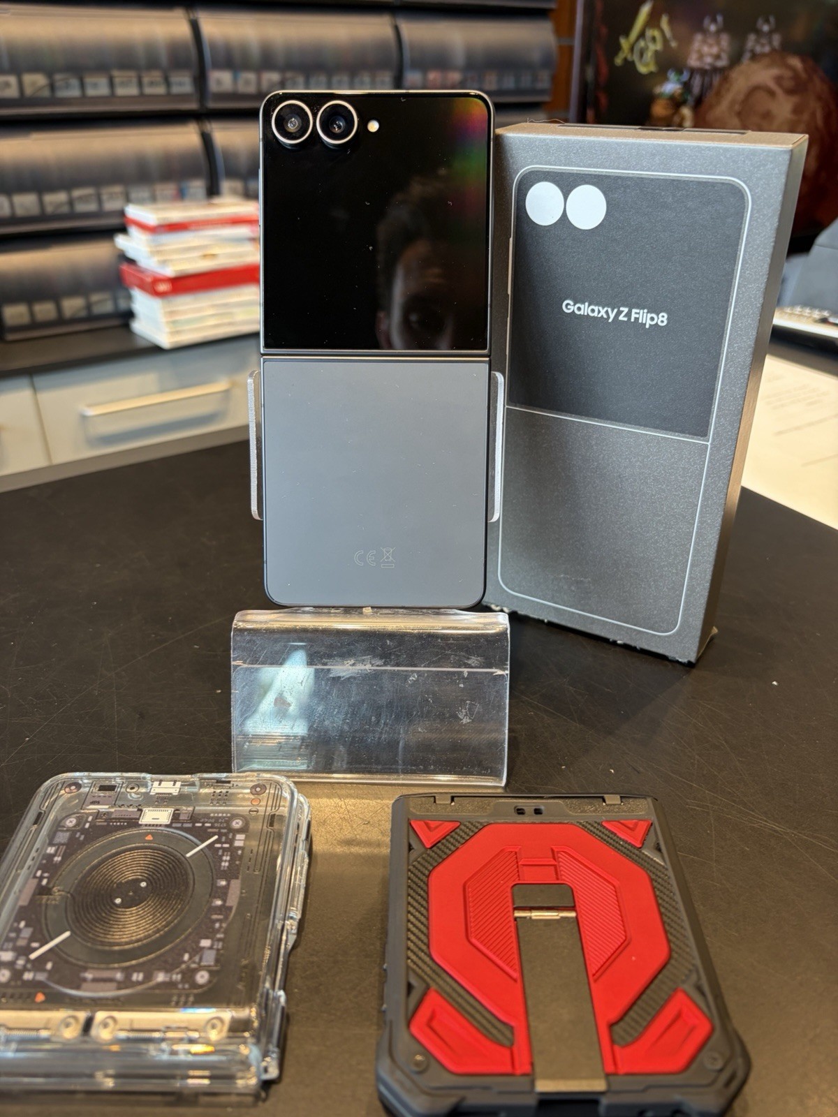Samsung Galaxy Z Flip8 smartphone pliable Etat Neuf 13 Cycle