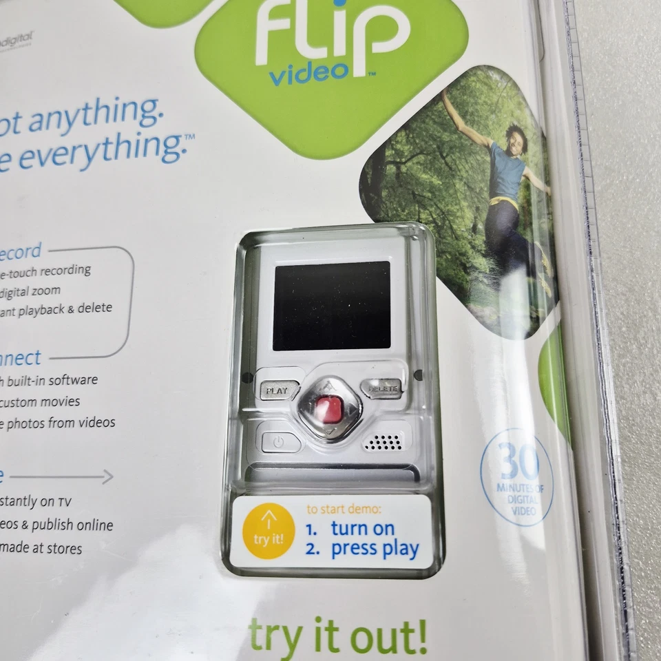 Flip Video F130W White 2x Digital Zoom USB 512MB Memory NEW - Image 3 of 4