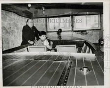 1950 Press Photo George Hall builds power boat in basement, Marinette, Wisconsin