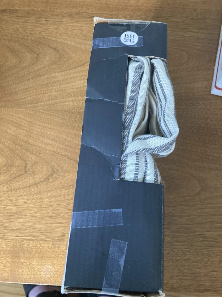 Panel de cortina filtrante de luz a rayas gris Better Homes And Gardens Farmhouse Foto 2 de 4