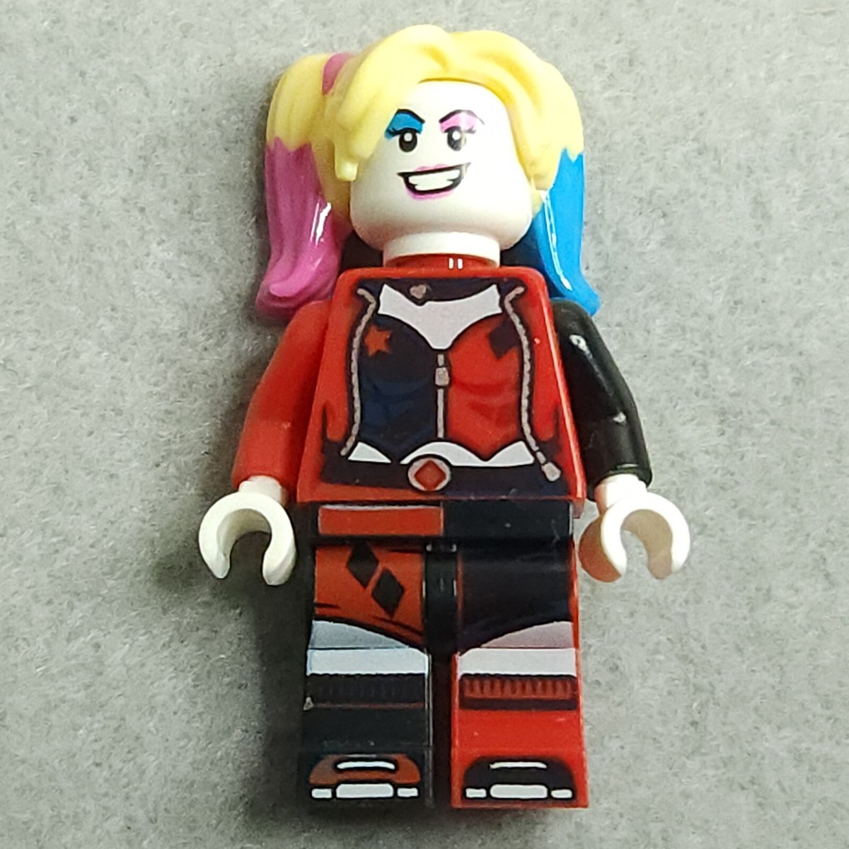 LEGO sh0650 Harley Quinn Minifigure Yellow Hair Jacket Open Corset