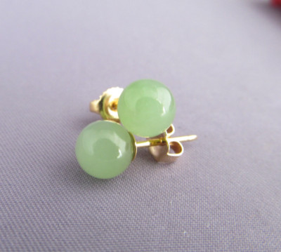 VINTAGE 14K YELLOW GOLD TRANSLUCENT GREEN JADE BALL STUD PIERCED EARRINGS 7.3mm