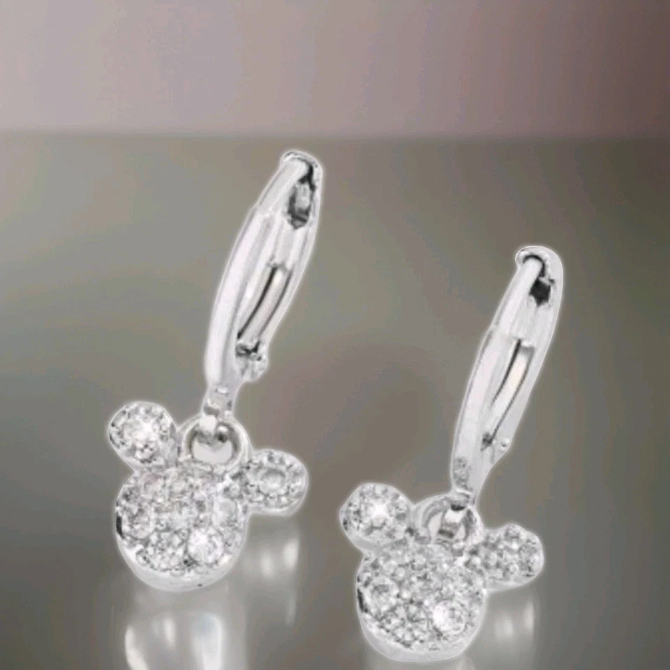 Elegantes Pendientes Mickey Mouse Circonita Cúbica. Aros plateados, pequeños con cierre de palanca. Foto 3 de 4